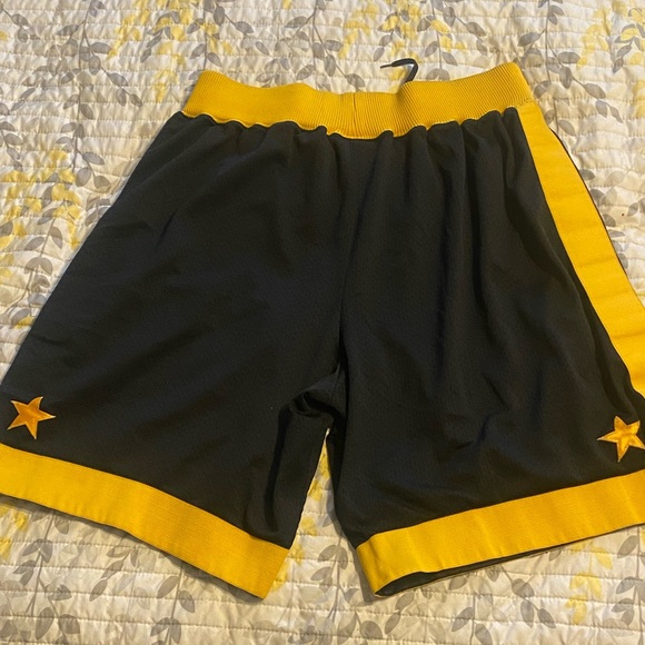 Nike NBA LAKERS THROWBACK SWINGMAN SHORTS - Picture 3 of 3
